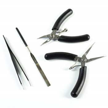 Set de herramientas para el montaje de maquetas metálicas.
