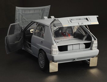 Lancia Delta HF Integrale 16V. Kit de plástico escala 1/12.