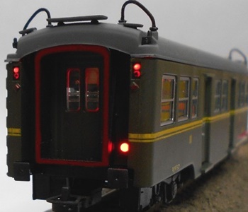 Coche pasajeros RENFE 3º clase C-7006 con fileteado amarillo a lo larg