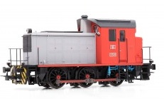Locomotora Diesel RENFE 303.049 roja y gris.