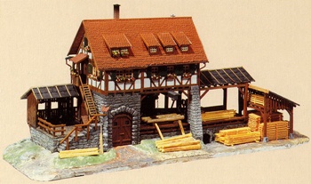 Serradero de madera. Medidas: 345x200x145mm.