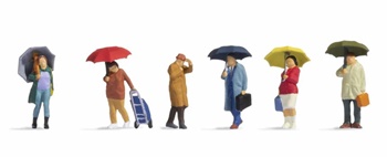 Personajes bajo la lluvia.
