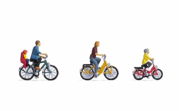 Familia de excursión en bicicleta.