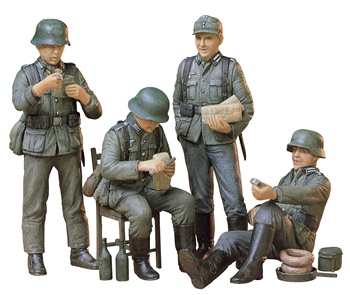 German soldiers at rest, escala 1/35.