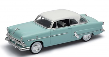 1953 Ford Crestline Victoria color azul claro tecjo blanco.