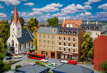 Set de dos edificios con tiendas.