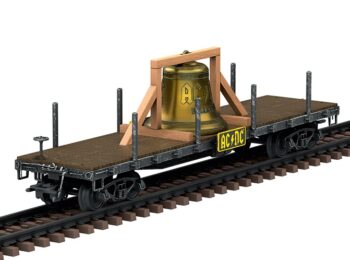 Vagón plano de cuatro ejes tipo americano con la campana de AC-DC.