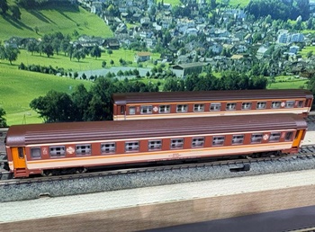 Set de dos coches pasajeros Corail RENFE, época IV. Techo pintado.