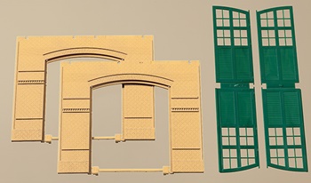 Pared amarilla y puertas verdes.