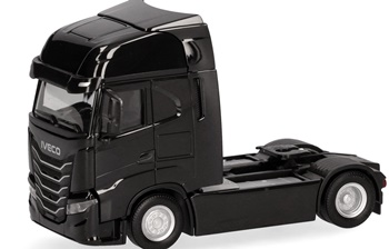 Iveco S-Way color negro.