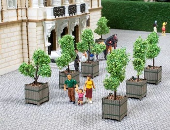 Árboles con macetas.