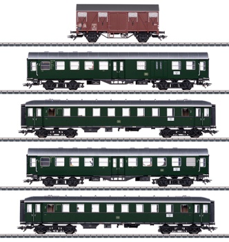 Set de vagones coches de pasajeros y un furgón, época III.