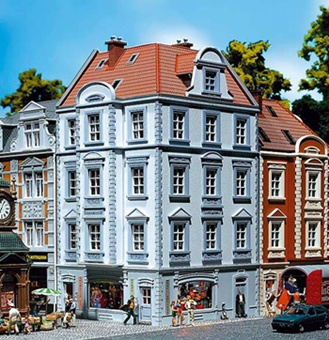 Edificio de la calle Goethe nº63. Medidas: 122x112x217mm.