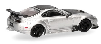 Toyota Supra color plata.