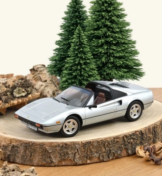 Ferrari 308 GTS 1982 color plata.