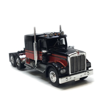 Kenworth W900 negro-rojo.