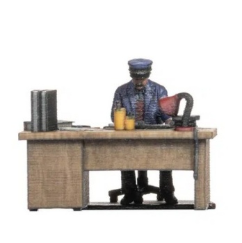 Jefe de estación en su despacho.