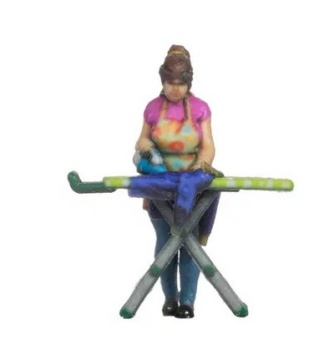 Mujer planchando.