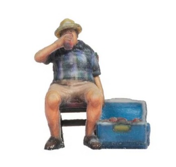 Hombre en silla plegable.