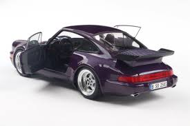 Porsche 911 (964) turbo color violeta.