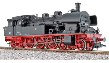 Locomotora de vapor T18 de la República Dominicana, época III con soni