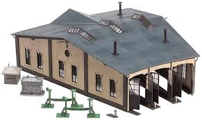 Depósito para tres locomotoras.