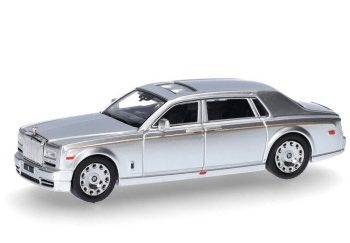 Rolls Royce Phantom color plata.