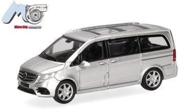 Mercedes Benz clase V color plata.