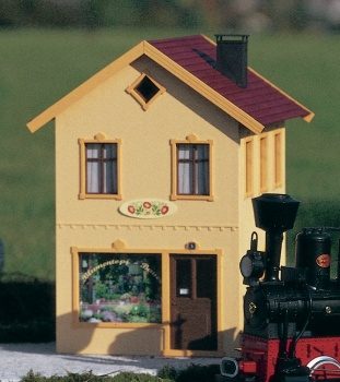 Casa con floristería.