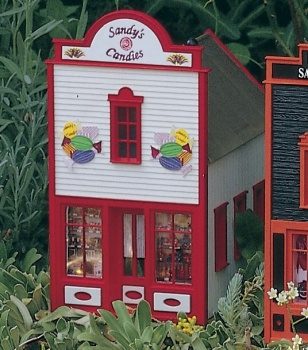 Casa con tienda de dulces.