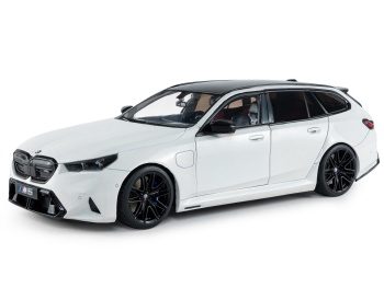 BMW M5 Touring Alpine white 2025.