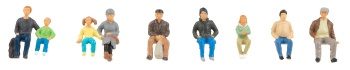 Personajes sentados.