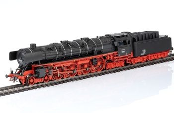 Locomotora de vapor BR06 DB, época III.