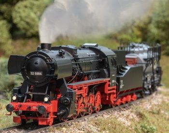 Locomotora de vapor clase 52 DB, época III.