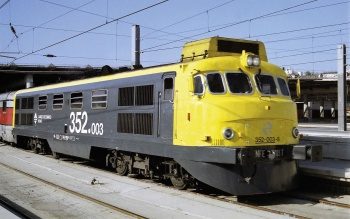 Locomotora diésel RENFE 352-003 Virgen del Perpetuo Socorro, color gri