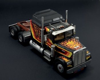 Freightliner Aerodyne. Kit plástico escala 1/24.