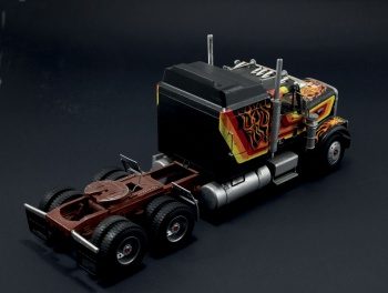Freightliner Aerodyne. Kit plástico escala 1/24.