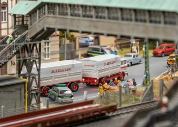 Vagón con camión El tipo alemán de ferrocarriles federales (DB) Saadkm