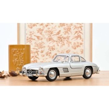 Mercedes Benz 300 SL Type W198 1954, color plata.