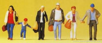 Personajes paseando.